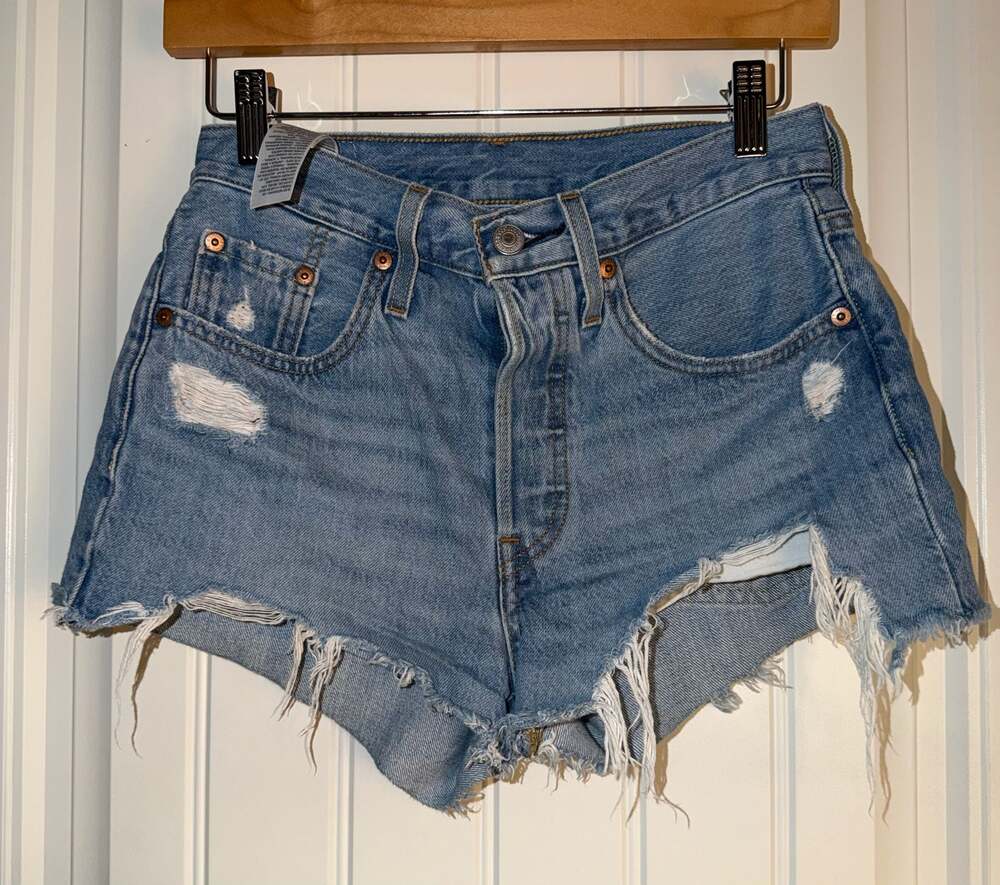 Levi’s 501 Distressed Cutoff Denim Shorts • W24 • High Rise Light Wash 🤍👖 - Picture 2 of 11